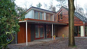 Modern kantoor aan bestaand woonhuis