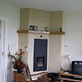 huis wordt verwarmd met hout en zonnecollectoren 